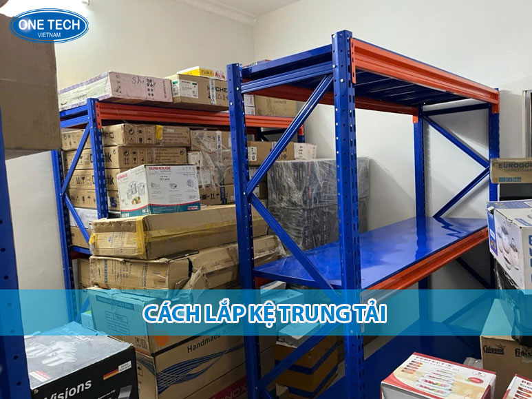 Người đang lắp kệ trung tải trong kho hàng theo từng bước hướng dẫn