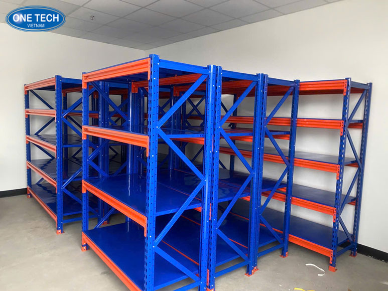 Sự gia tăng nhu cầu sử dụng kệ trung tải tại các kho hàng Việt Nam Kệ trung tải màu xanh lắp đặt trong kho hàng giúp tối ưu không gian lưu trữ