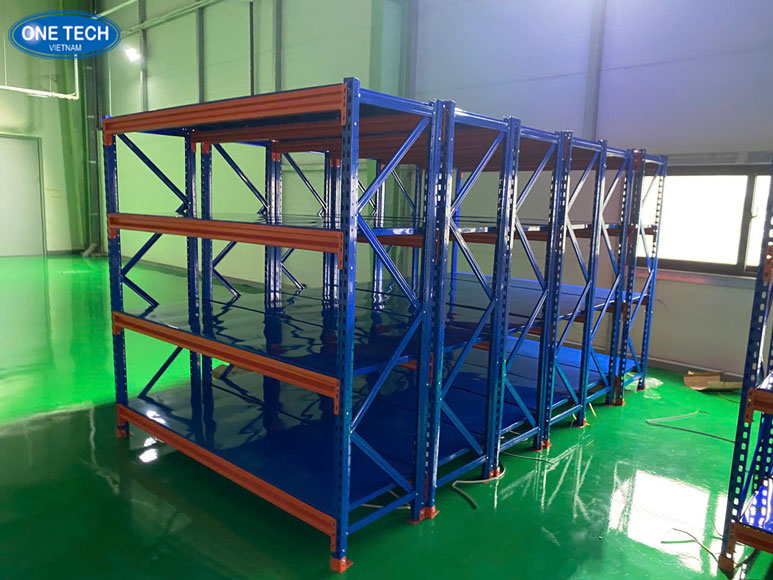 Kệ trung tải lắp đặt trong kho hàng tại Việt Nam Kệ trung tải màu xanh cam được lắp đặt trong kho hàng tại TP.HCM, chứa hàng hóa gọn gàng, tiết kiệm diện tích