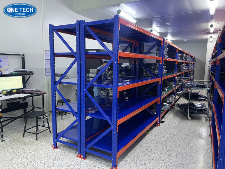 Kệ nối tiếp nhiều khung cho kho hàng lớn – Tối ưu không gian & chi phí Hệ thống kệ nối tiếp nhiều khung màu xanh, tối ưu diện tích lưu trữ trong kho công nghiệp