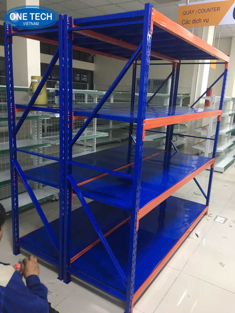 Kệ trung tải 4 mâm chịu lực 200kg mỗi tầng - Điều chỉnh linh hoạt Kệ trung tải 4 tầng, tải trọng 200kg mỗi tầng, có thể điều chỉnh độ cao