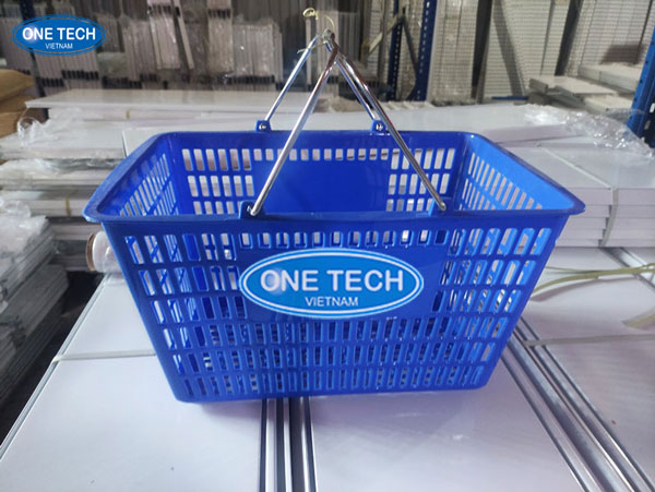 Giỏ nhựa siêu thị tiện lợi và phổ biến trong mua sắm Giỏ nhựa siêu thị màu đỏ có tay cầm kéo, dùng để đựng hàng hóa khi mua sắm