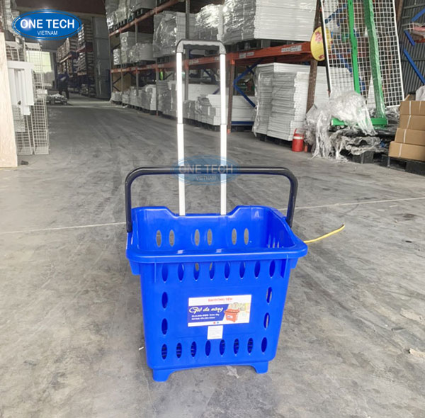 Ứng dụng đa năng của giỏ xách đi siêu thị tiện lợi Người phụ nữ sử dụng giỏ xách nhựa để đựng thực phẩm trong siêu thị