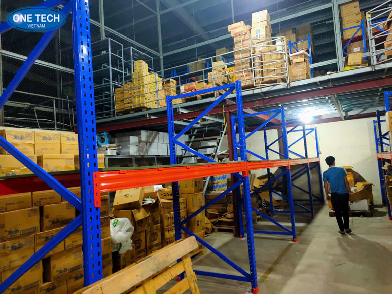 Kệ thép lưu trữ đồ gia dụng và hàng hóa kho bãi hiệu quả Kệ thép đa tầng dùng để lưu trữ hàng hóa và đồ dùng gia đình trong kho khoang rộng