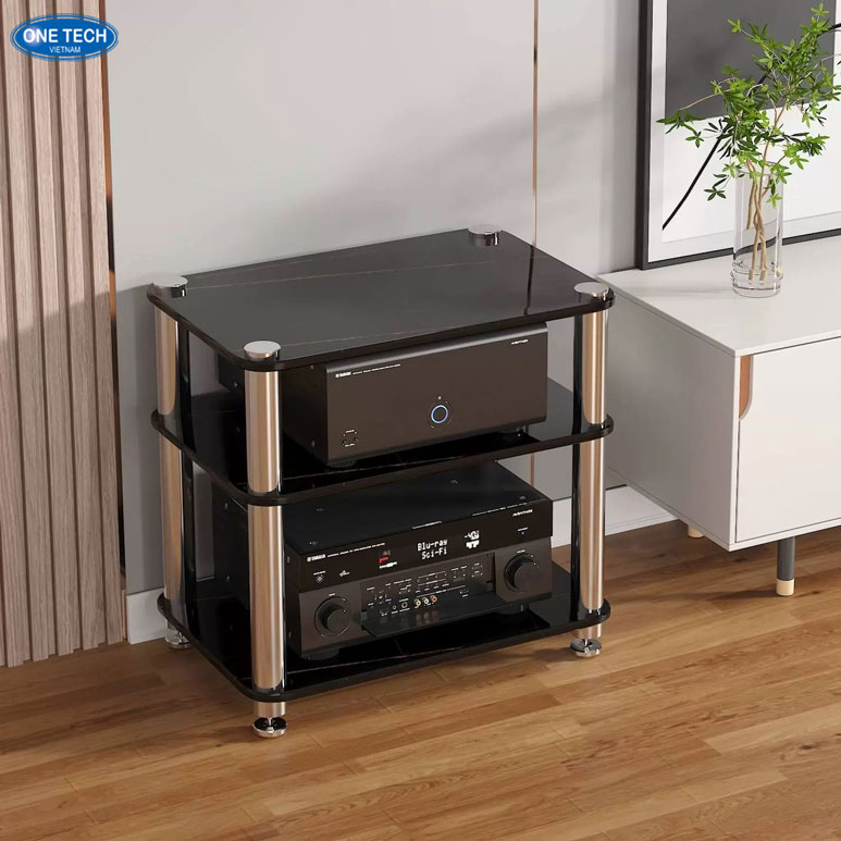 Kệ để amply bằng kính cường lực sang trọng, thiết kế hiện đại Kệ để amply bằng kính 3 tầng, khung kim loại chắc chắn, phù hợp cho phòng khách và phòng nghe nhạc