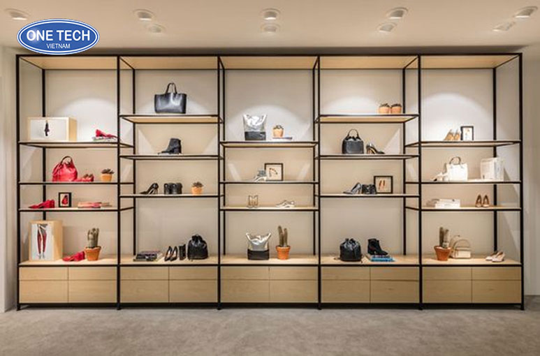 Kệ khung sắt mâm gỗ sang trọng dùng để trưng bày túi xách hàng hiệu trong showroom thời trang
