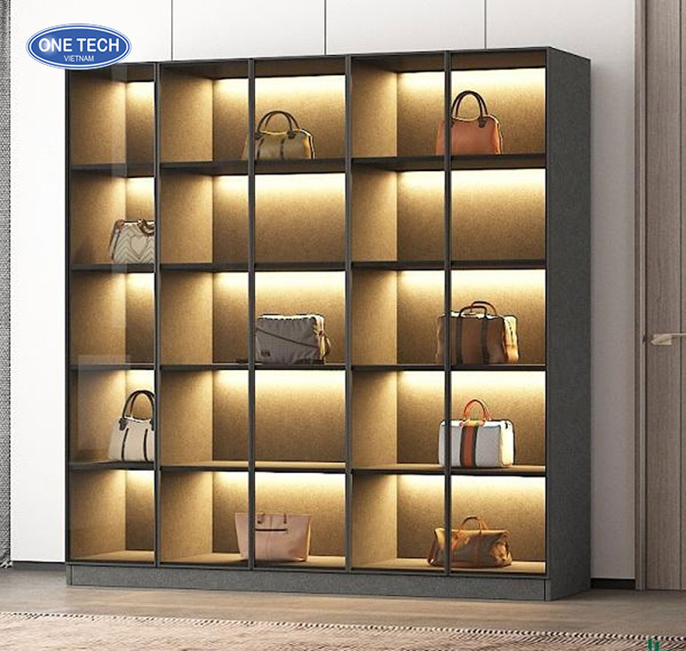Tủ gỗ cửa kính sang trọng dùng để trưng bày và bảo quản túi xách đắt tiền trong showroom hoặc phòng thay đồ