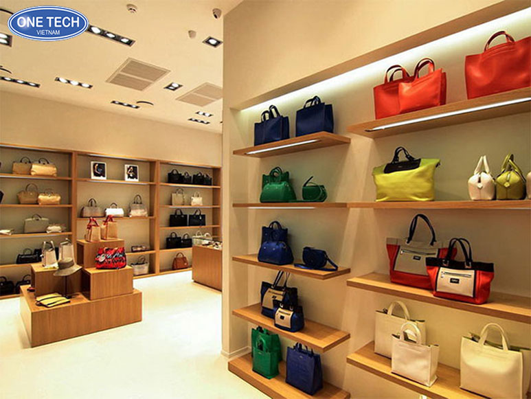 Kệ gỗ treo tường trưng bày túi xách trong showroom hiện đại, thiết kế tối giản và tiện nghi