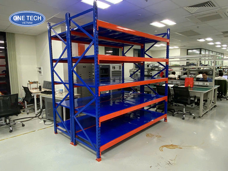 Kệ trung tải chịu lực 200 - 300kg mỗi tầng, thiết kế chuyên dụng để vải cuộn trong kho xưởng