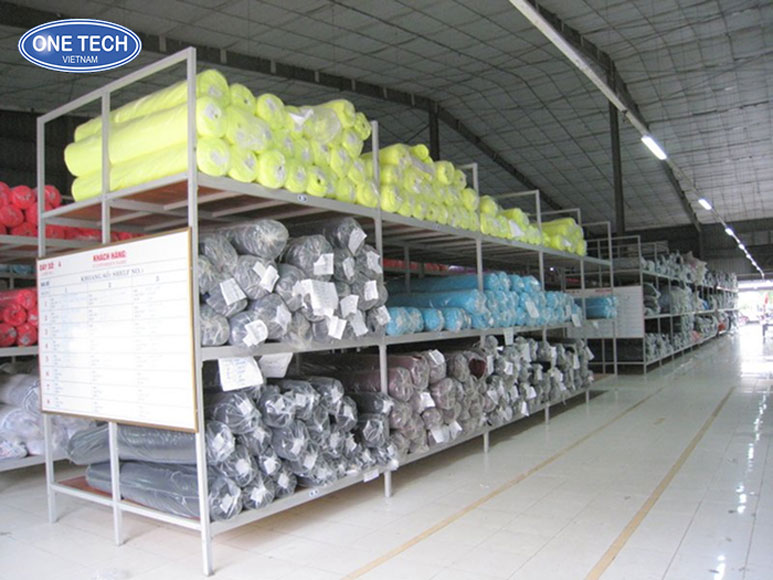 Kệ V lỗ mặt sàn 1m thiết kế chắc chắn, tiện lợi để lưu giữ các cuộn vải trong kho