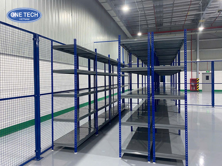 Kệ V lỗ mặt sàn 1m chắc chắn, phù hợp để cất giữ và trưng bày các cuộn vải một cách gọn gàng