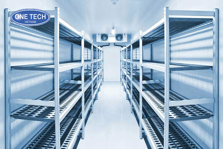 Ứng dụng kho lạnh bảo quản thực phẩm và dược phẩm hiệu quả Kho lạnh công nghiệp đang bảo quản thịt, rau củ và vaccine trong môi trường nhiệt độ ổn định