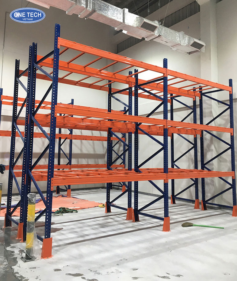 Kệ Selective để pallet hàng nặng trong kho công nghiệp Kệ Selective sử dụng pallet giúp tối ưu hóa lưu trữ hàng hóa trong kho