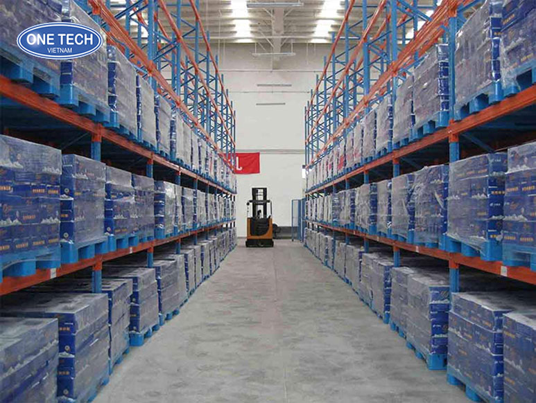 Kệ Drive In kho lạnh hỗ trợ xe nâng tối ưu Kệ Drive In trong kho lạnh được thiết kế hỗ trợ xe nâng lấy hàng hiệu quả