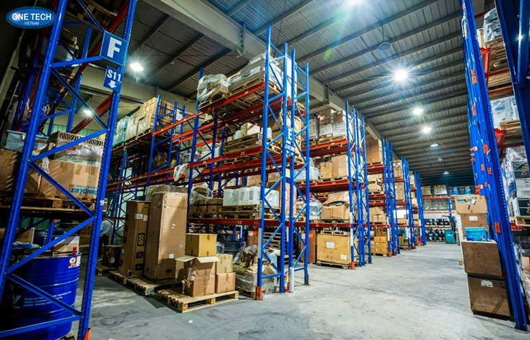 Kệ kho chứa hàng chất lượng cao tại OneTech Kệ kho chứa hàng bằng thép chắc chắn, thiết kế linh hoạt cho nhà kho công nghiệp