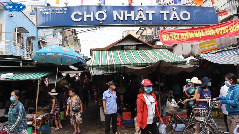 Khách hàng mua sắm đồ cũ tại chợ thanh lý nổi tiếng ở TP.HCM Người dân lựa chọn hàng hóa tại chợ thanh lý giá rẻ ở TP.HCM