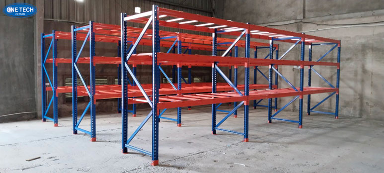 Kệ kho Selective chứa hàng nặng trong kho công nghiệp hiện đại Kệ kho Selective màu xanh cam chứa pallet hàng hóa trong kho hàng