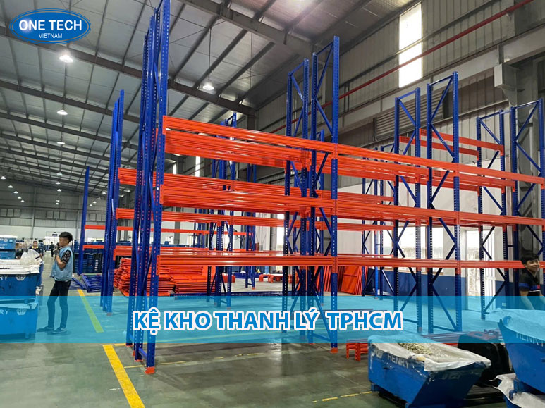 Kệ kho thanh lý tại TPHCM được xếp gọn gàng trong kho, chất liệu sắt sơn tĩnh điện, chịu lực tốt