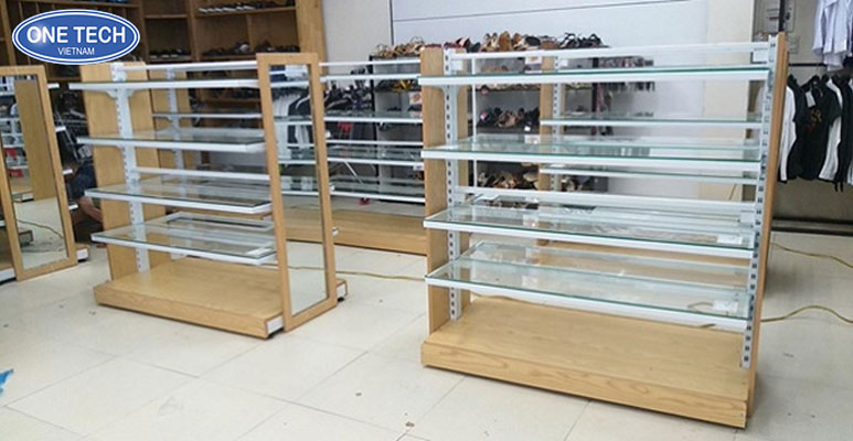 Kệ kính trưng bày đa tầng hiện đại cho hàng hóa phổ thông Kệ kính trưng bày đa tầng bằng kim loại và kính cường lực, dùng cho cửa hàng trưng bày hàng hóa phổ thông như mỹ phẩm, đồ gia dụng, phụ kiện điện thoại