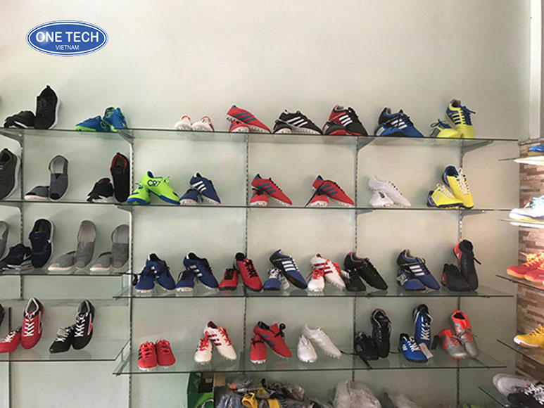 Giá trưng bày hàng hóa đa tầng bằng kính cường lực thiết kế sang trọng Giá trưng bày kính nhiều tầng có khung kim loại vững chắc, dùng để bày hàng hóa phổ thông trong cửa hàng và siêu thị mini
