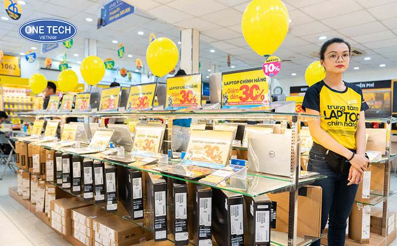Kệ kính trưng bày sản phẩm điện máy cao cấp – sang trọng và chắc chắn Kệ kính trưng bày sản phẩm điện máy, khung kim loại chắc chắn, mặt kính cường lực, thích hợp cho showroom và cửa hàng bán lẻ