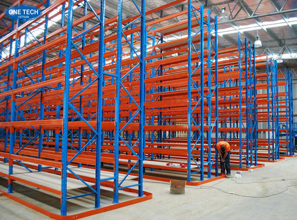 Kệ Narrow Aisle là gì và ứng dụng trong kho hàng Hình ảnh kệ narrow aisle dùng trong kho chứa hàng lối đi hẹp