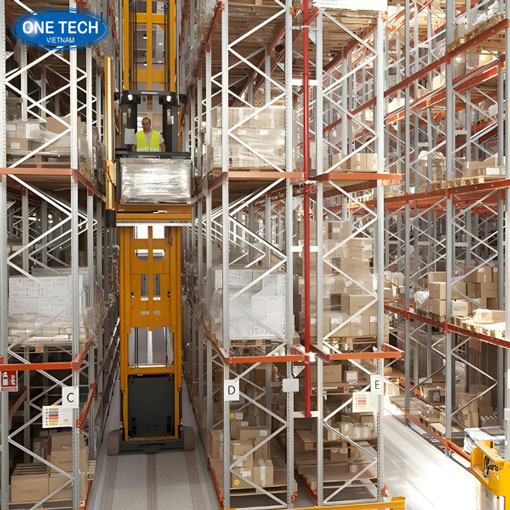 Nguyên lý hoạt động của kệ Narrow Aisle trong kho hàng hiện đại Mô phỏng hoạt động của kệ Narrow Aisle với xe nâng chạy trong lối đi hẹp