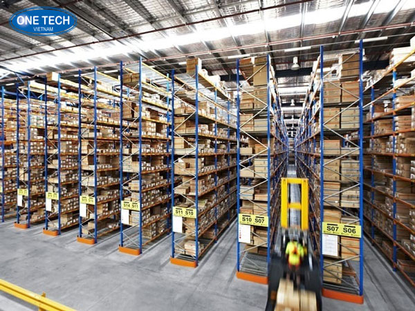 Phương thức xuất nhập hàng hiệu quả với kệ Narrow Aisle trong kho hẹp Xe nâng đang lấy hàng từ kệ Narrow Aisle trong lối đi hẹp, tối ưu không gian kho