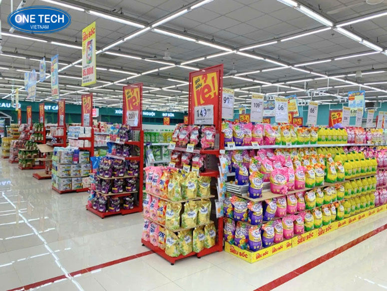 VinMart – Chuỗi siêu thị bán lẻ hàng đầu Việt Nam Mặt tiền siêu thị VinMart hiện đại với biển hiệu nổi bật màu đỏ và khách hàng đang mua sắm
