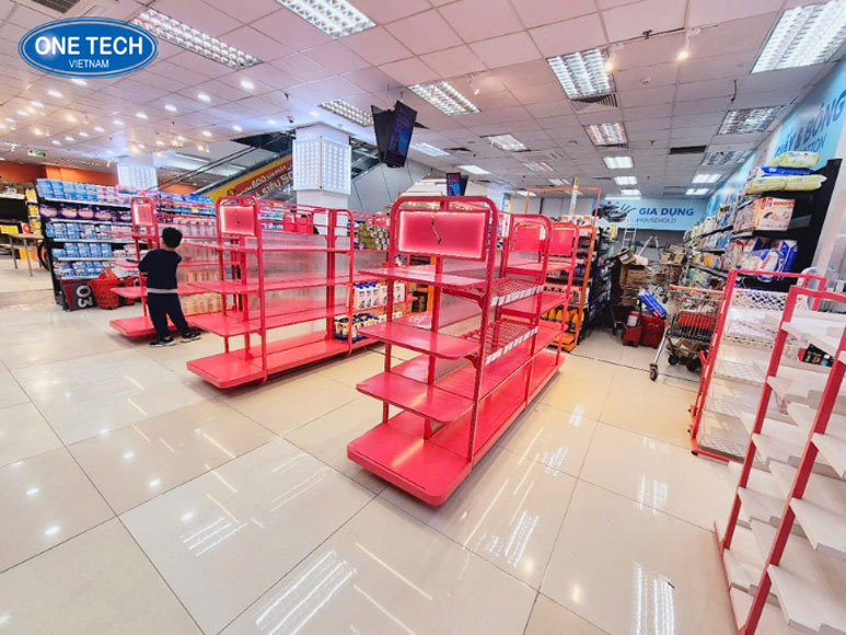 Vinmart tin dùng kệ siêu thị One Tech – Giải pháp trưng bày chuyên nghiệp Hệ thống kệ siêu thị One Tech được lắp đặt tại Vinmart hiện đại và chắc chắn