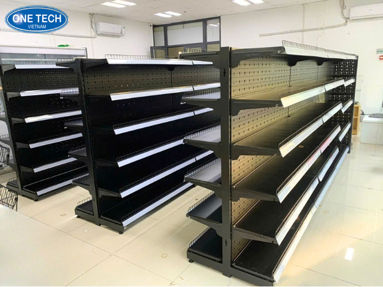 Mẫu kệ siêu thị phổ thông màu trắng đen – Thiết kế đơn giản, hiệu quả trưng bày cao Kệ siêu thị phổ thông màu trắng đen với thiết kế 5 tầng bằng tôn đục lỗ, phù hợp cho các cửa hàng bán lẻ