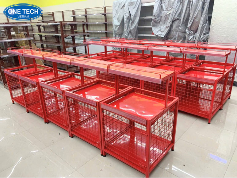 Kệ trưng bày hàng khuyến mãi tại Vinmart nổi bật và thu hút Kệ trưng bày hàng khuyến mãi tại Vinmart với thiết kế nổi bật, sắp xếp hàng hóa gọn gàng và bắt mắt