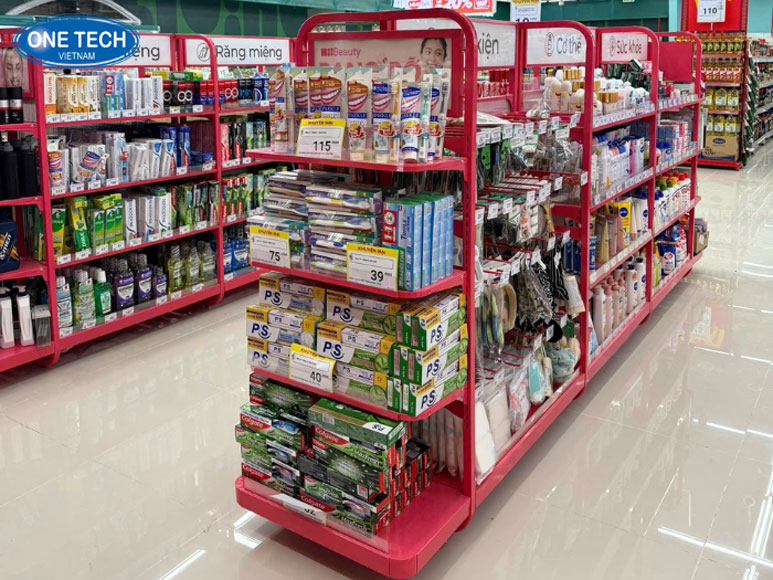 Kệ Vinmart bày mỹ phẩm thiết kế thẩm mỹ, tối ưu không gian Kệ mỹ phẩm Vinmart thiết kế tinh tế, giúp trưng bày sản phẩm gọn gàng và thu hút khách hàng