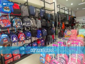 Kệ treo balo 5 móc chất liệu sắt sơn tĩnh điện, thiết kế chắc chắn, phù hợp cho shop balo, túi xách