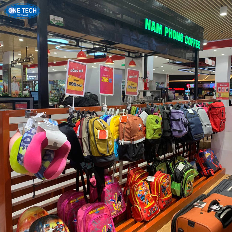Lý do nên sử dụng kệ treo balo trong trưng bày cửa hàng Kệ treo balo bằng sắt sơn tĩnh điện giúp trưng bày gọn gàng và tiết kiệm diện tích trong cửa hàng