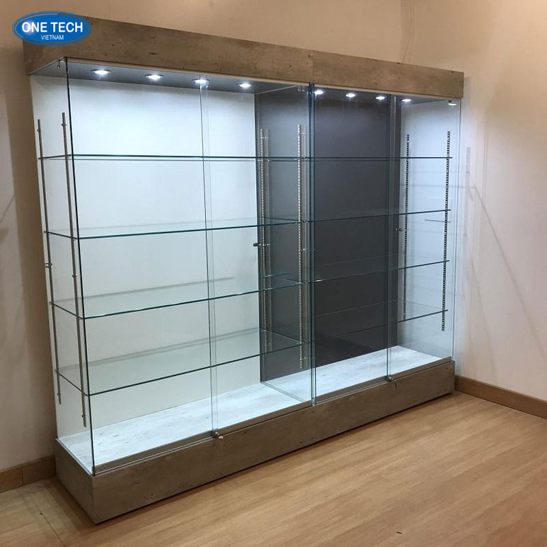 Kệ trưng bày bằng khen kiểu kết hợp khung ảnh và giá đỡ nổi bật trên nền gỗ