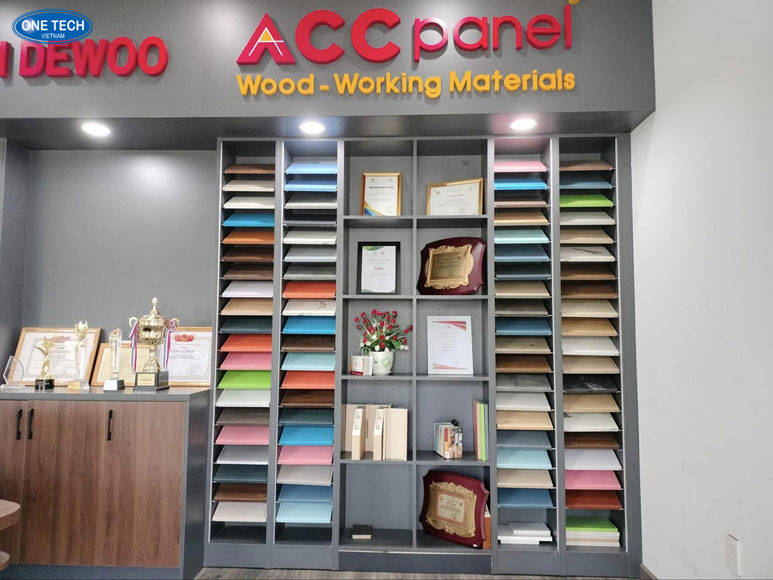 Tủ gỗ chia ngăn đựng bằng khen kiểu dáng hiện đại, giúp lưu trữ và trưng bày bằng khen ngăn nắp, phù hợp cho văn phòng và gia đình