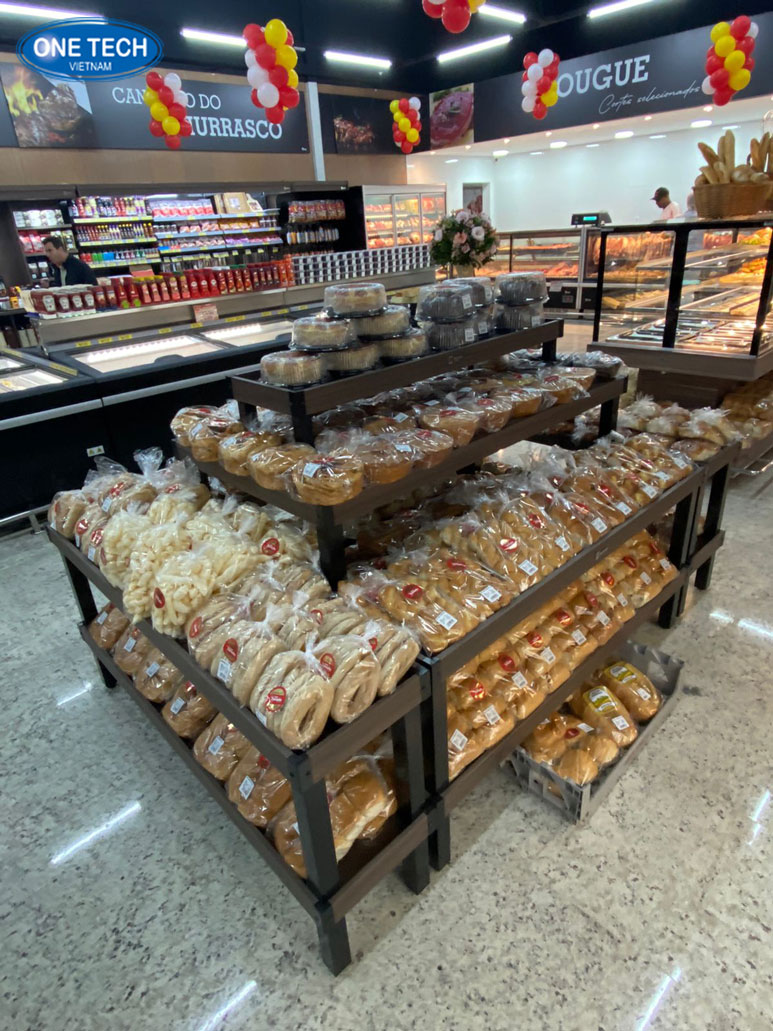 Kệ bánh ngọt hình kim tự tháp trưng bày sản phẩm hấp dẫn Kệ trưng bày bánh ngọt nhiều tầng thiết kế theo dạng kim tự tháp bằng gỗ hoặc kim loại, phù hợp cho tiệm bánh và quầy buffet