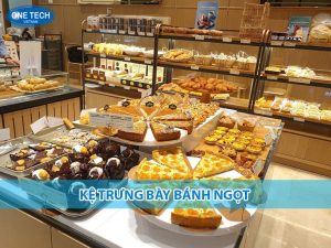 Kệ trưng bày bánh ngọt nhiều tầng bằng kính và inox, trưng bày bánh kem trong tiệm bánh