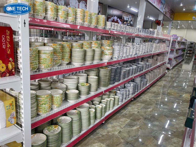 Lợi ích khi chọn đúng kệ trưng bày bát đĩa trong cửa hàng Kệ trưng bày bát đĩa gọn gàng, giúp tăng tính thẩm mỹ và thu hút khách hàng