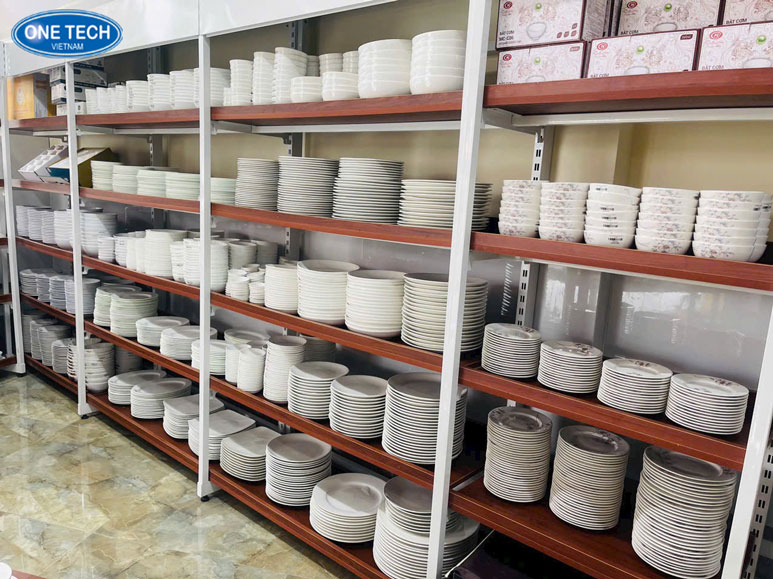 Kệ khung sắt mâm gỗ trưng bày bát đĩa hiện đại Kệ trưng bày bát đĩa bằng khung sắt kết hợp mâm gỗ nhiều tầng
