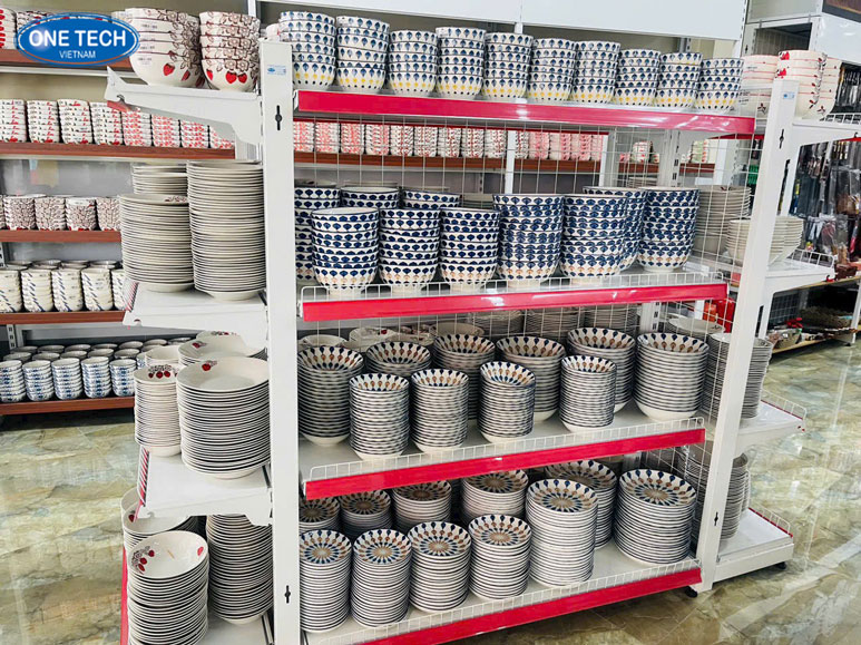 Lưu ý quan trọng khi chọn kệ trưng bày bát đĩa trong cửa hàng Kệ trưng bày bát đĩa bằng sắt sơn tĩnh điện trưng bày tại showroom gọn gàng, thẩm mỹ