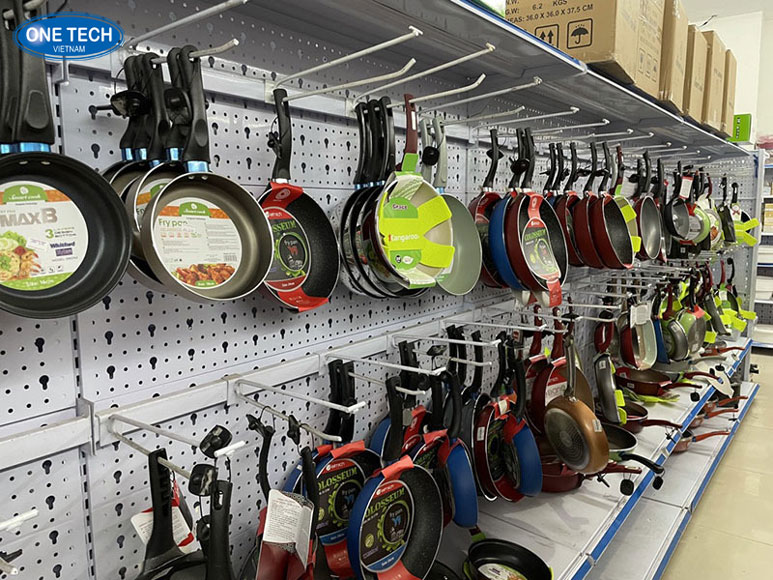 Kệ V lỗ đa năng lưu trữ chảo gọn gàng, tiết kiệm diện tích Kệ V lỗ thép sơn tĩnh điện dùng để lưu trữ chảo trong bếp tiện lợi và gọn gàng