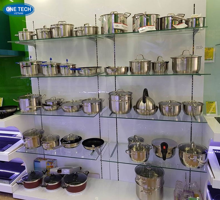 Kệ kính để chảo bền đẹp, trưng bày gọn gàng trong siêu thị Kệ kính để chảo với thiết kế chắc chắn, phù hợp trưng bày trong siêu thị và cửa hàng gia dụng