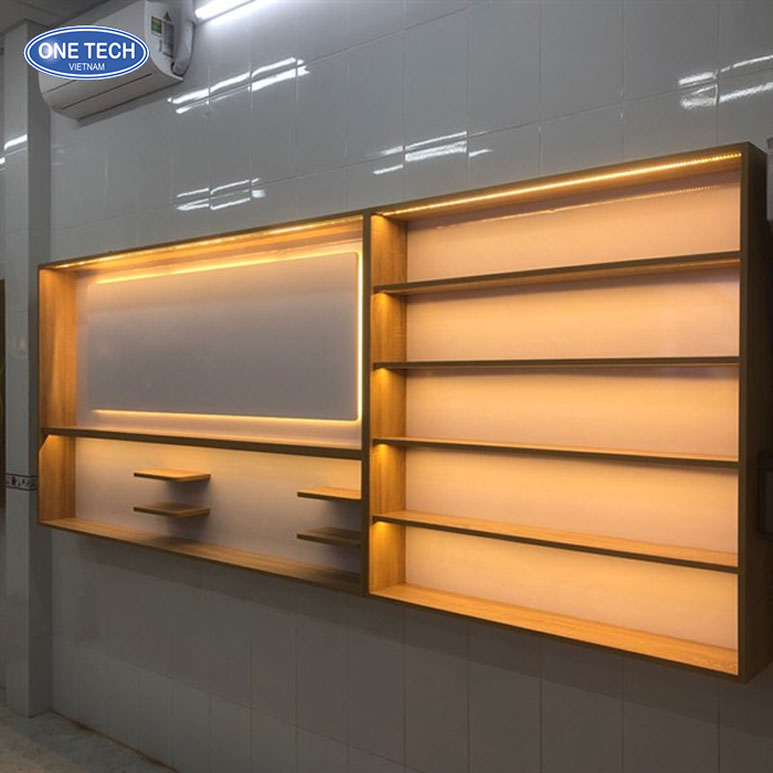 Kệ tủ gỗ chiếu sáng LED vàng – nội thất trưng bày cao cấp Kệ gỗ trưng bày tích hợp đèn LED ánh vàng, kiểu dáng hiện đại và ấm cúng cho không gian bán hàng