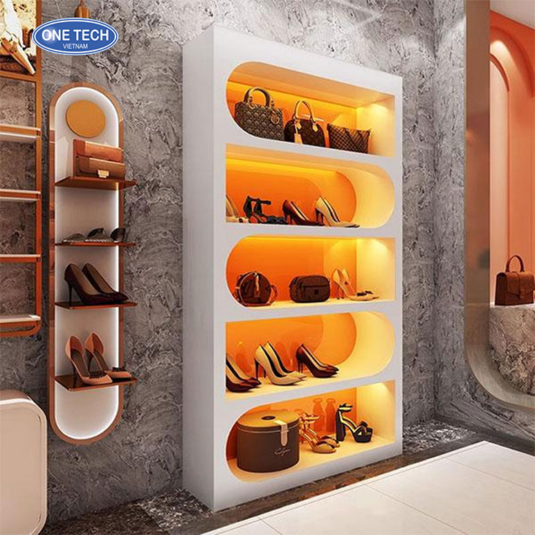 Kệ trưng bày bằng gỗ thiết kế cách điệu sáng tạo kết hợp đèn LED hiện đại Kệ trưng bày bằng gỗ thiết kế cách điệu với các chi tiết sáng tạo, trang bị đèn LED chiếu sáng làm nổi bật sản phẩm
