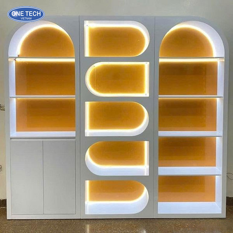 Kệ gỗ trưng bày thiết kế nghệ thuật kết hợp đèn LED nổi bật Kệ trưng bày sản phẩm làm từ gỗ với thiết kế sáng tạo, có đèn LED chiếu sáng giúp làm nổi bật mặt hàng