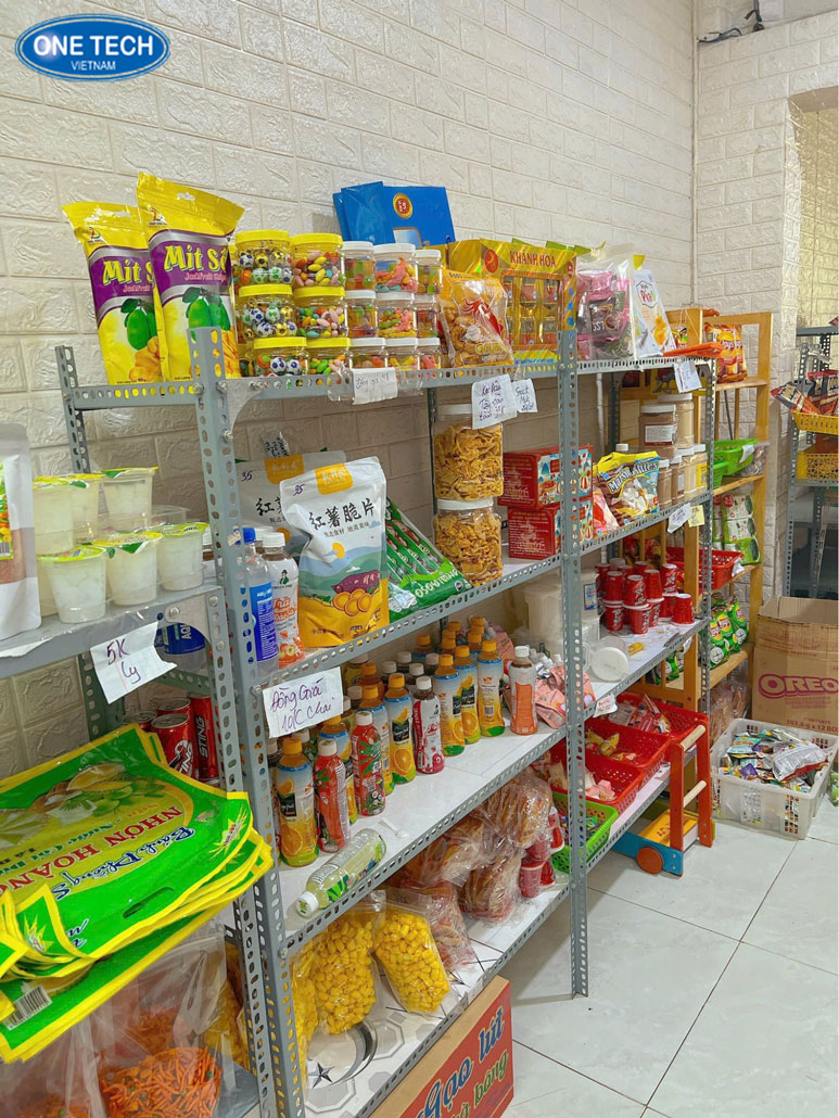 Kệ sắt V lỗ đơn giản bày đồ ăn vặt gọn gàng Kệ sắt V lỗ 4 tầng dùng để trưng bày đồ ăn vặt tại cửa hàng mini