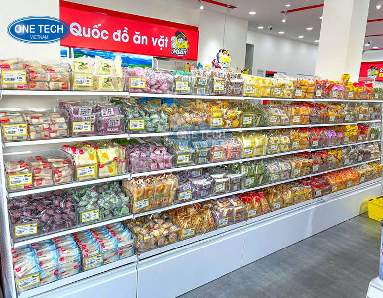 Các mẫu kệ trưng bày đồ ăn vặt đa dạng và tiện lợi Kệ trưng bày đồ ăn vặt nhiều tầng bằng sắt sơn tĩnh điện màu trắng tại cửa hàng tiện lợi