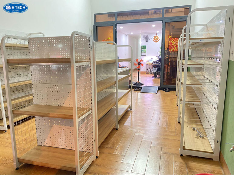 Kệ khung sắt phối mâm gỗ trưng bày giày dép chất lượng cao Kệ khung sắt phối mâm gỗ thiết kế hiện đại dùng để trưng bày giày dép bền chắc, sang trọng